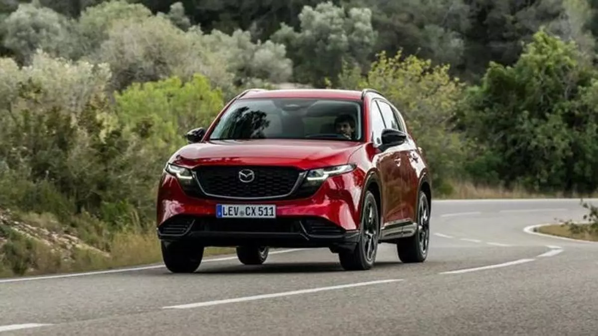 La tercera generación del SUV Mazda CX-5 actualiza su imagen, incrementa su habitabilidad y estrena conectividad con Google