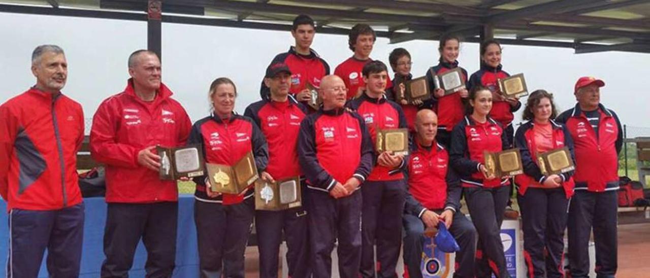 Arqueros del Grupo, con los trofeos conseguidos.