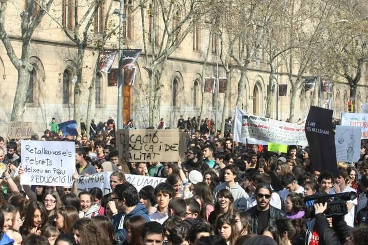 Manifestació d’estudiants a la plaça Universitat (Barcelona).