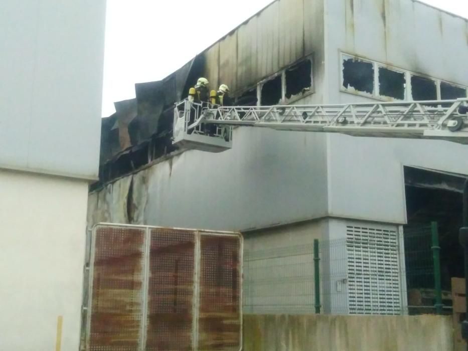 Incendio en una nave industrial de sa Pobla