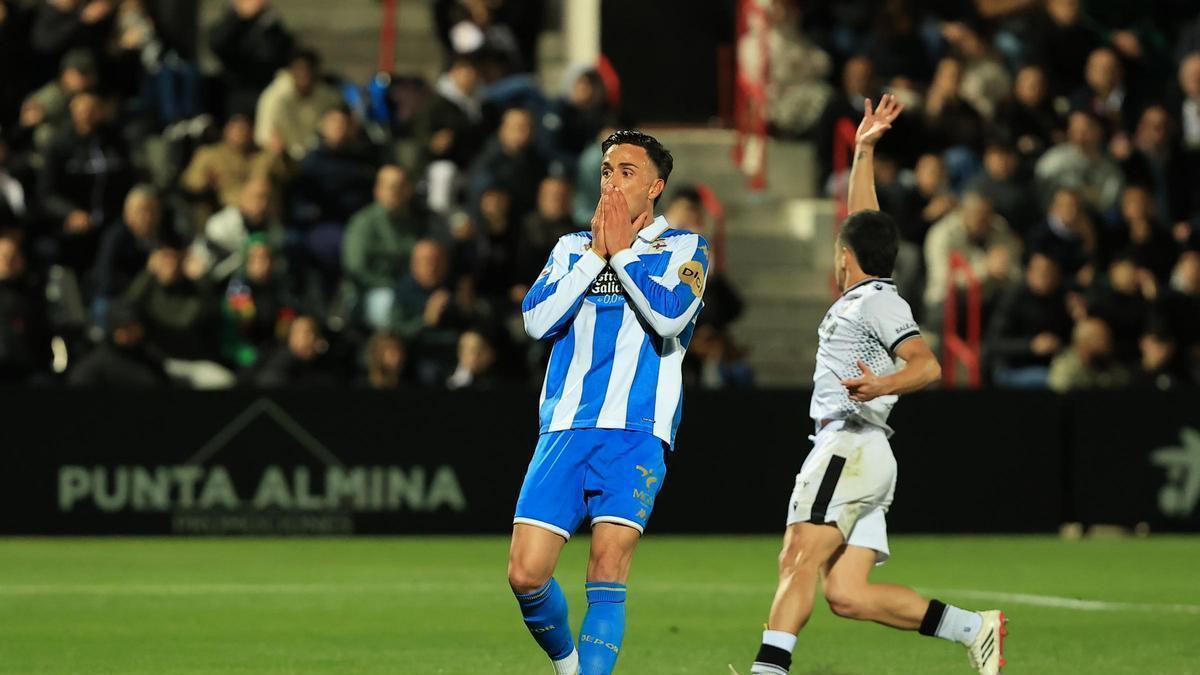 Cristian Herrera se lamenta en un duelo con el Deportivo.