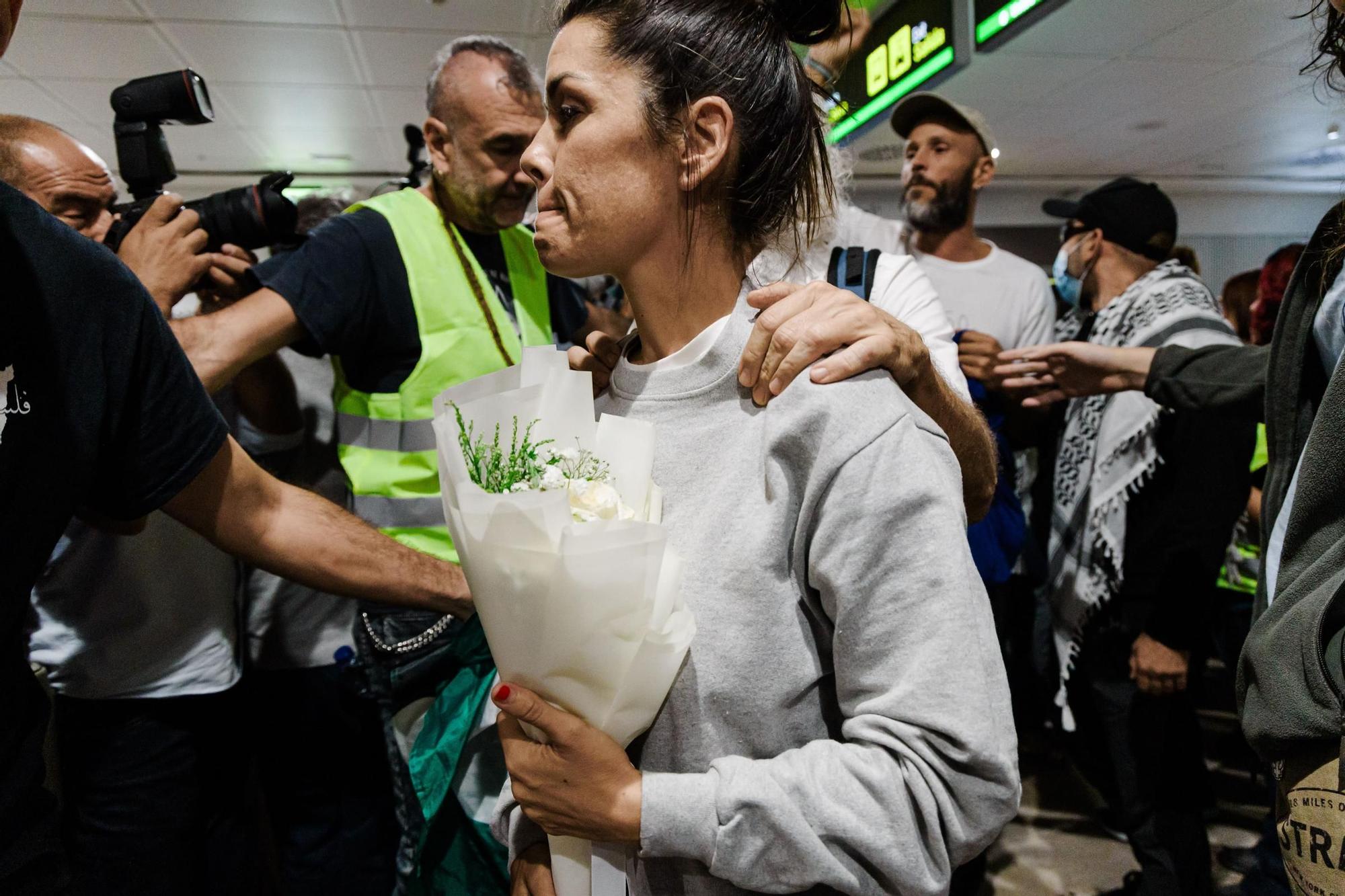 La llegada de Lucía Muñoz y Alejandra Martínez a Barajas en imágenes