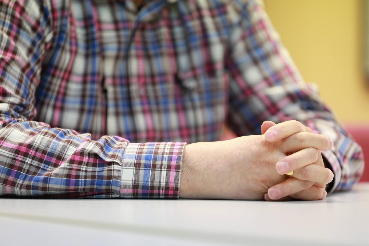 Las manos de Bordallo, durante la entrevista.