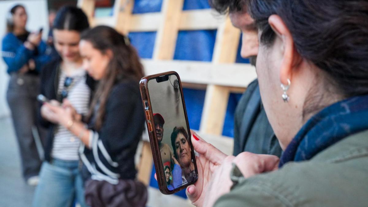Gente conectada al wifi del Media Markt haciendo videollamada con sus familiares