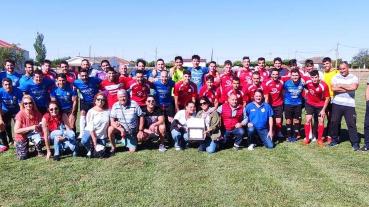 Foto de familia de los participantes en el partido-homenaje. | Cedida