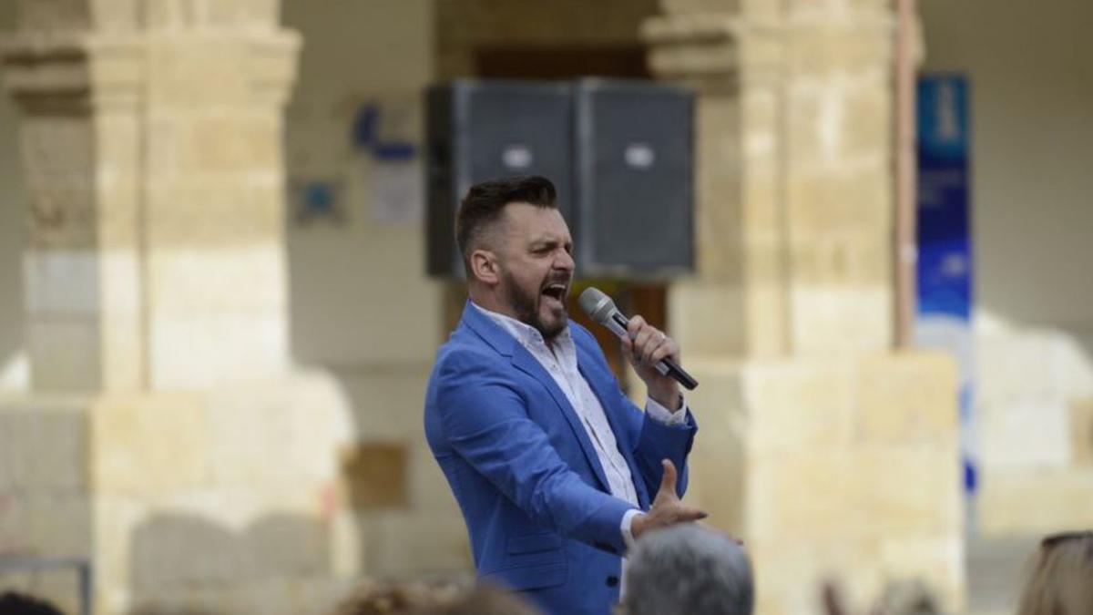 Nino Bravo “revive” en la plaza Mayor a través de la voz de Jorge Ferre
