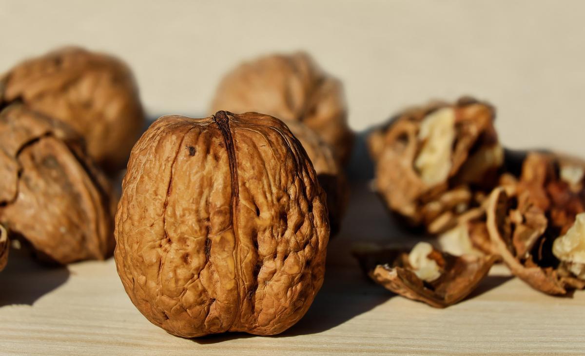 Los frutos secos, y en concreto las nueces, benefician la salud del cerebro.