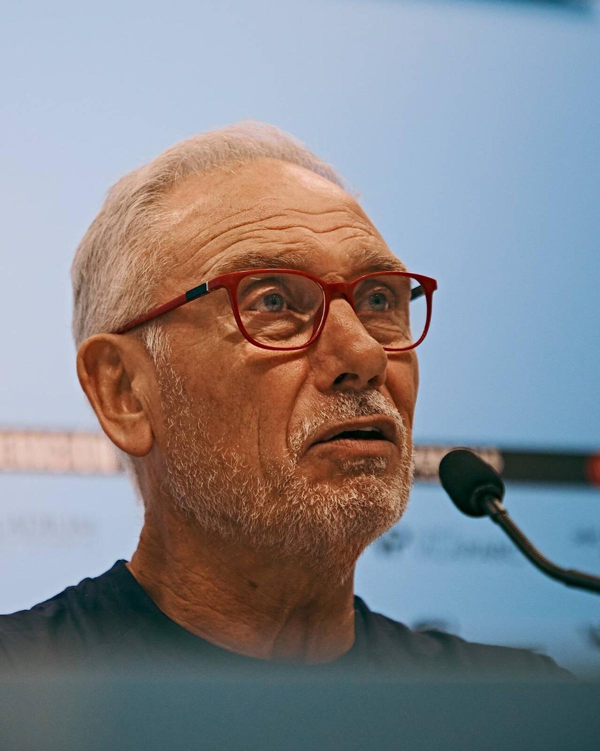 Miguel Álvarez, en rueda de prensa atendiendo a los medios