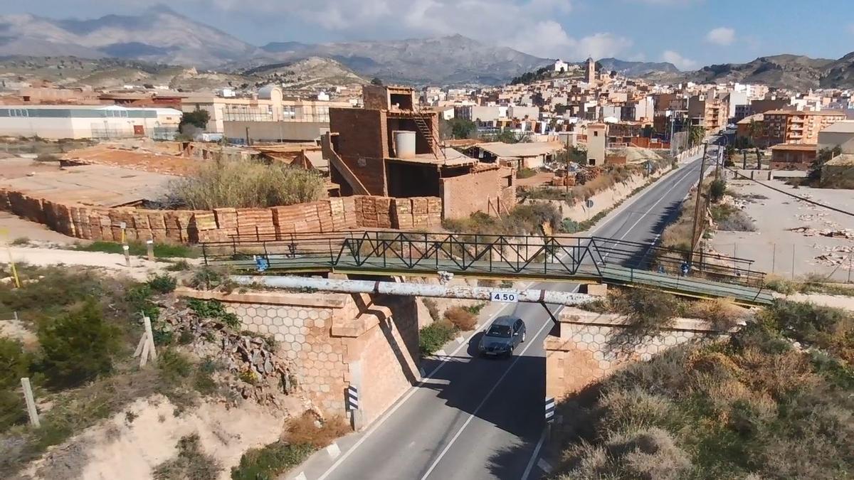 El puente de la vía verde crea un cuello de botella en la carretera que une Agost y Novelda