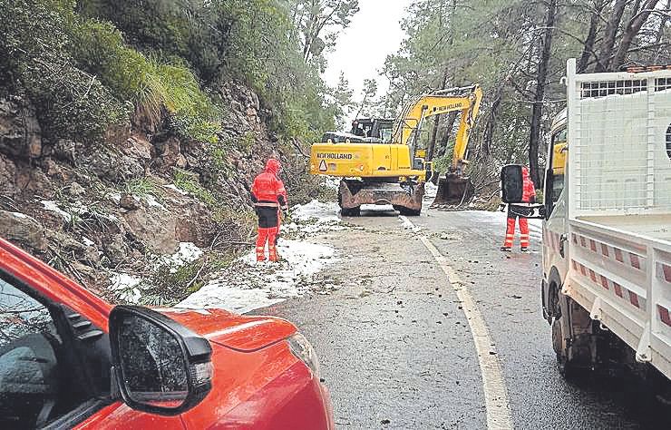 Trabajos de limpieza de una carretera cortada.