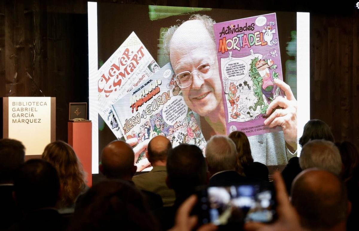 Un momento del homenaje a Ibáñez en la Biblioteca García Márquez de Barcelona, en el que la familia del dibujante ha recibido la Medalla de la Ciutat a título póstumo.