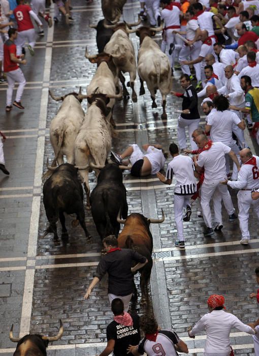 Una manada de toros de la ganadería de Fuente Ymbro, que se ha ido estirando en el recorrido hasta romperse en la calle Estafeta, ha creado emoción en el primer encierro de los Sanfermines de 2016.