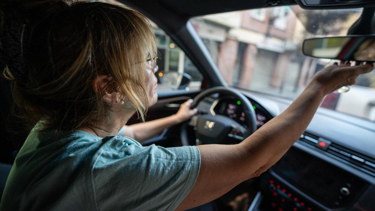 Una señora mayor conduciendo un coche