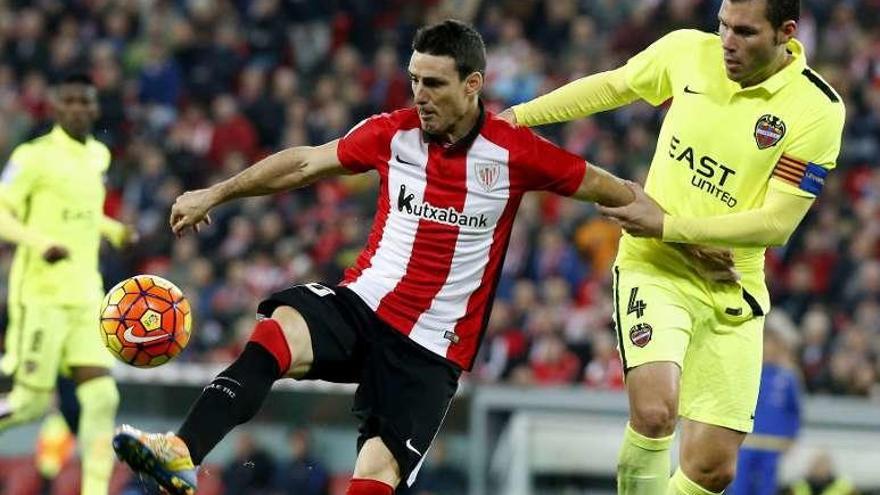 Aduriz disputa un balón con David Navarro.