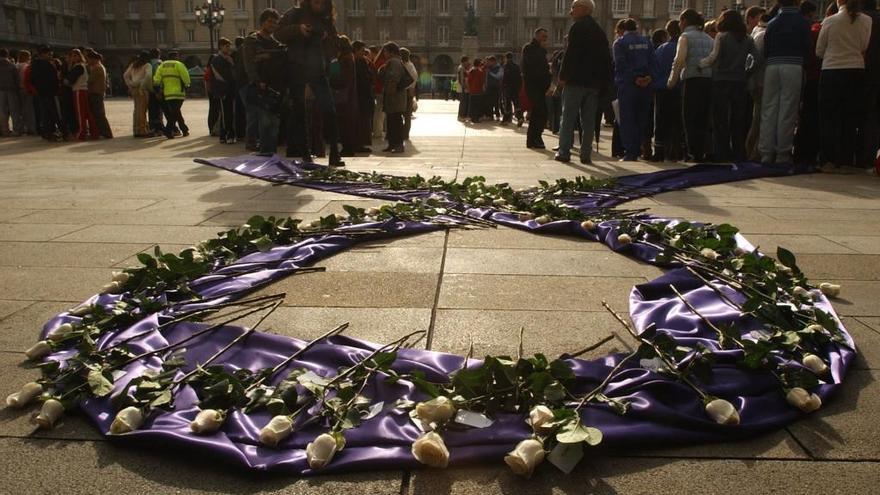 Lazo de flores en un acto contra la violencia de género en A Coruña.