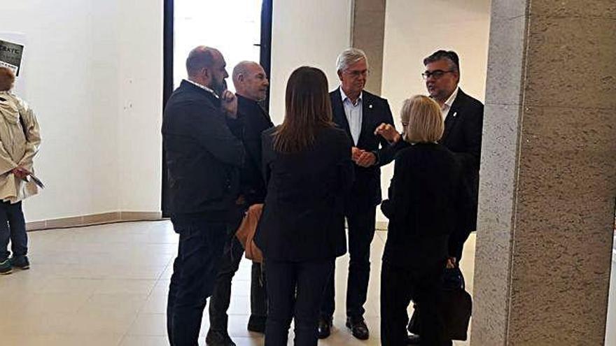 Autoridades y visitantes en la exposición de Benito Pérez Galdós en la Biblioteca Municipal de Puerto del Rosario.