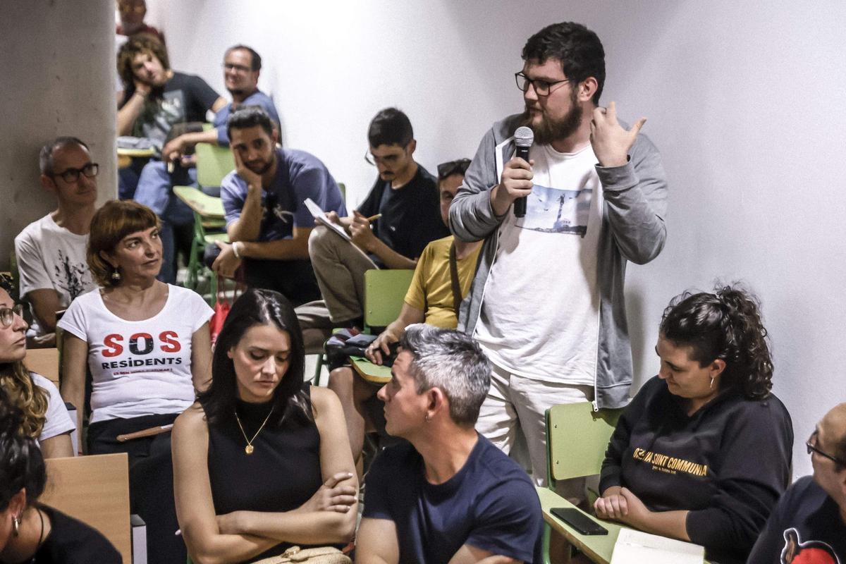 FOTOS | Así ha sido la asamblea ciudadana contra la masificación turística en el IES Sineu
