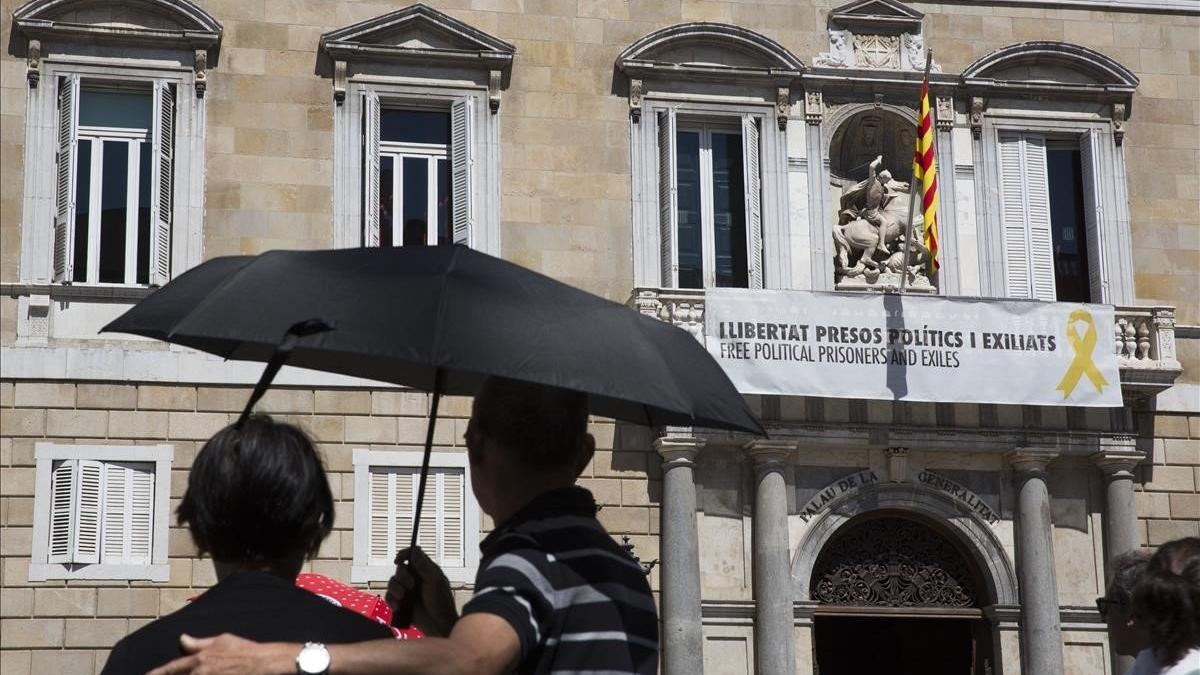 La pancarta a favor de los políticos presos, en el balcón del Palau de la Generalitat.