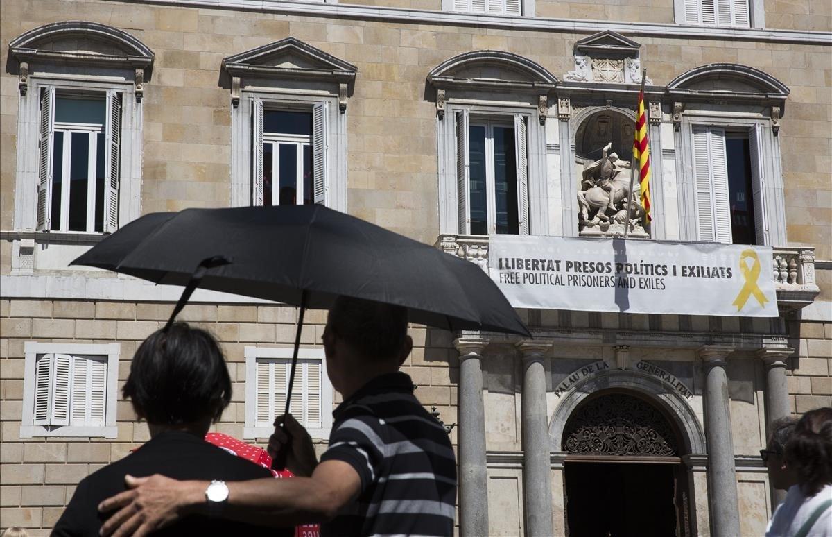 La pancarta a favor de los políticos presos, en el balcón del Palau de la Generalitat.