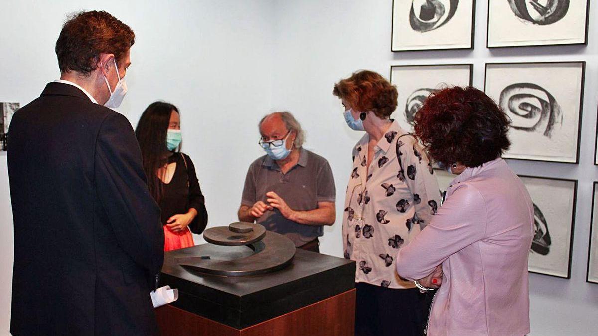 Eduardo Rodríguez, Long Ling Yu, Herminio, Marta Chirino y Cecilia Pérez conversan junto a la caja escultórica y los grabados donados a As Quintas, en La Caridad.