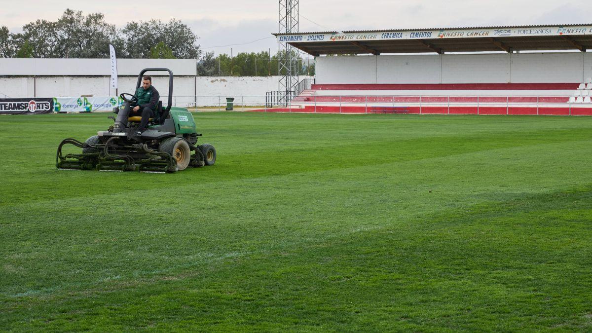 Un operario cuida el césped del Municipal de Barbastro ante la visita del Barça