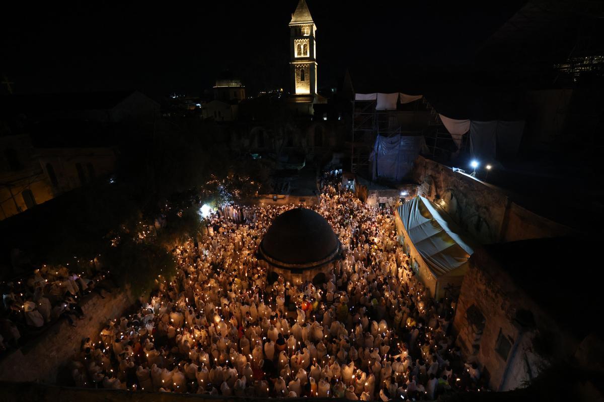 Cristianos ortodoxos celebran “Fuego Sagrado” en Jerusalén. eregrinos cristianos ortodoxos sostienen velas durante la ceremonia del Fuego Sagrado, un día antes de la Pascua ortodoxa, el sábado 15 de abril de 2023 en la Iglesia del Santo Sepulcro en la Ciudad Vieja de Jerusalén, donde muchos cristianos creen que Jesús fue crucificado y enterrado antes de resucitar.