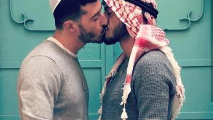 La imagen de los dos jóvenes italianos besándose.