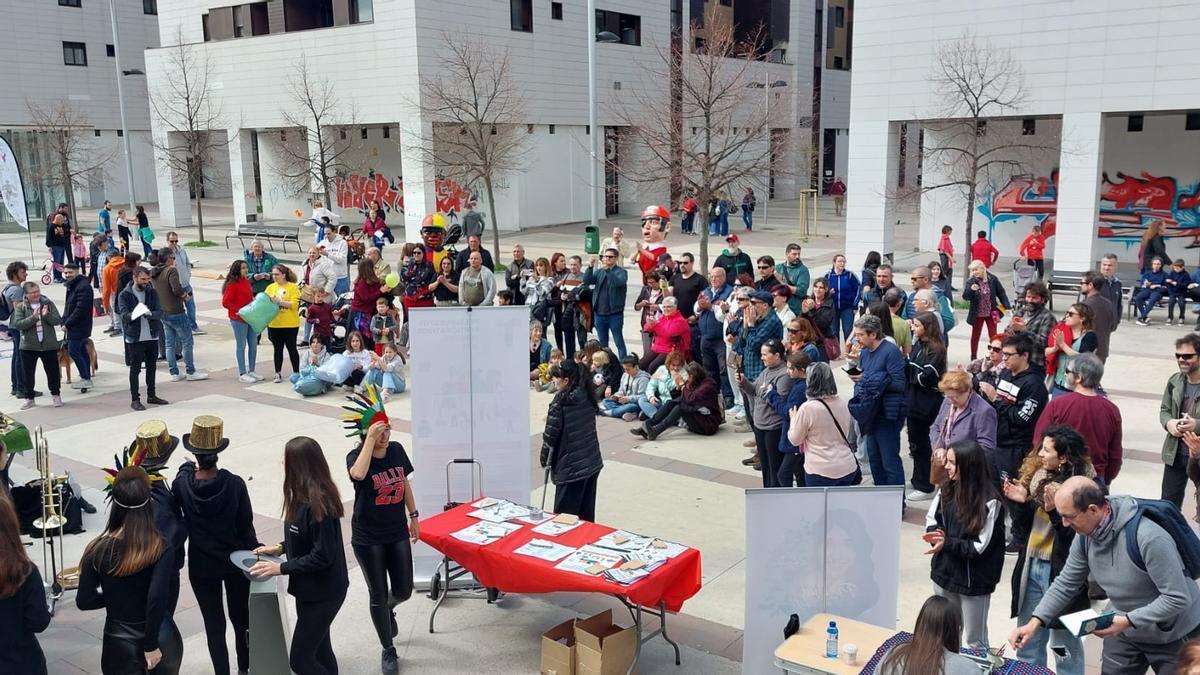 Una actividad comunitaria en la plaza de la Memoria Histórica de Zaragoza.
