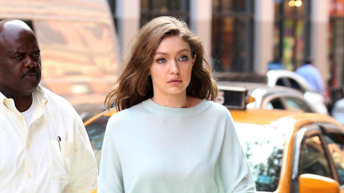 Gigi Hadid con un look azul cielo