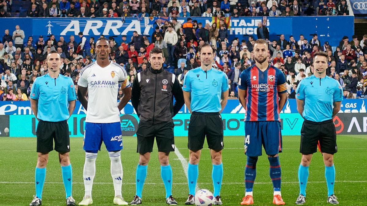 Jair y Jorge Pulido, junto al cuarteto arbitral antes del partido de la primera vuelta jugado en La Romareda.