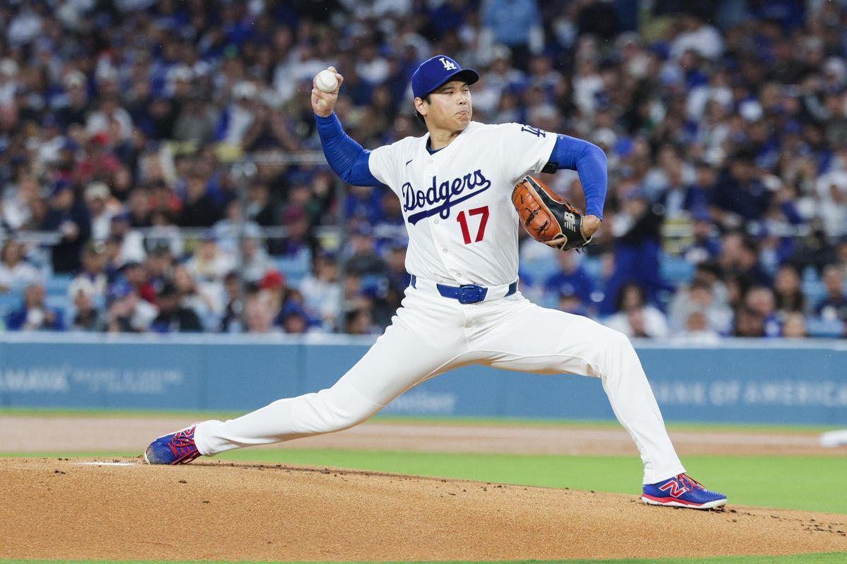 Shohei Ohtani lanzando durante la victoria de los Dodgers ante Cleveland