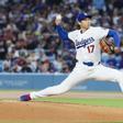 Shohei Ohtani lanzando durante la victoria de los Dodgers ante Cleveland