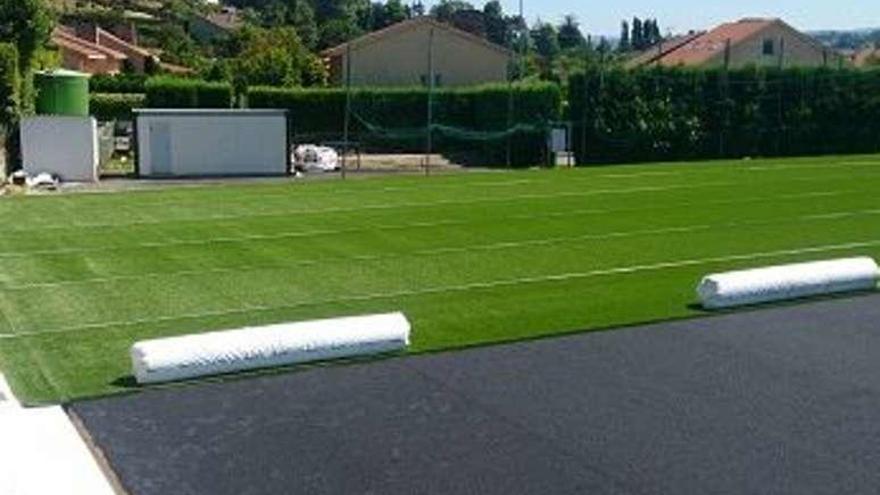 Las obras de mejora del campo de Montrove finalizarán en septiembre. El Concello prevé finalizar en septiembre las obras de mejora del campo de fútbol de Montrove, que han sufrido un parón por supuestas deficiencias en el nuevo césped artificial