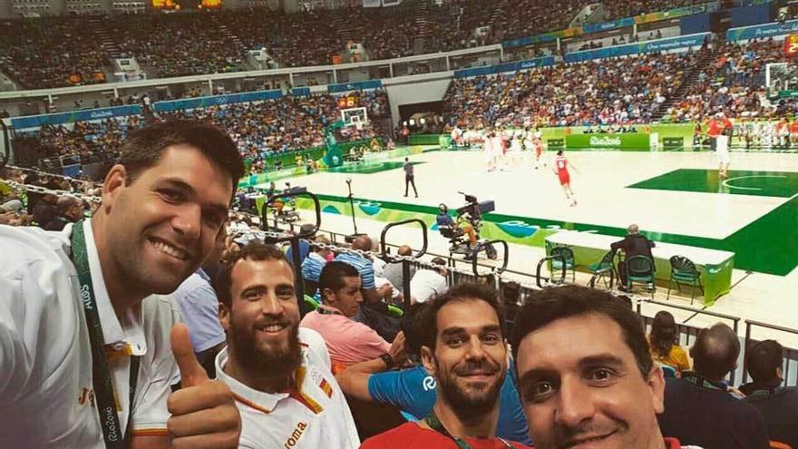 Por la izquierda, Felipe Reyes, Sergio Rodríguez y Calderón, en el partido de la selección femenina.