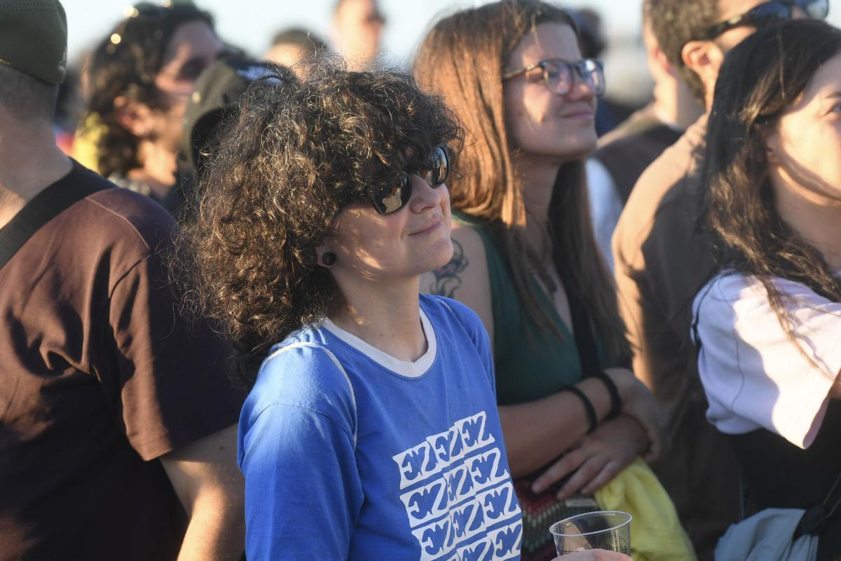 La cantautora y productora portuguesa llevó este jueves al castillo de San Antón una fusión de música tradicional lusa con sonidos electrónicos y sintetizadores durante la segunda jornada del Festival Noroeste Estrella Galicia.