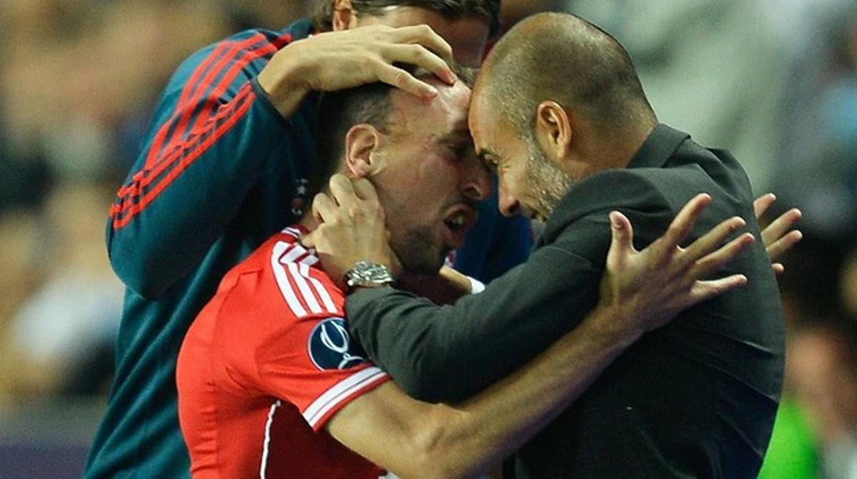 Guardiola felicita Ribery pel seu gol a la final de la Supercopa d’Europa. Guardiola felicita Ribery pel seu gol a la final de la Supercopa d’Europa.