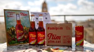 Los productos y la imagen de la nueva versión de la bebida de Reus, el Plim.