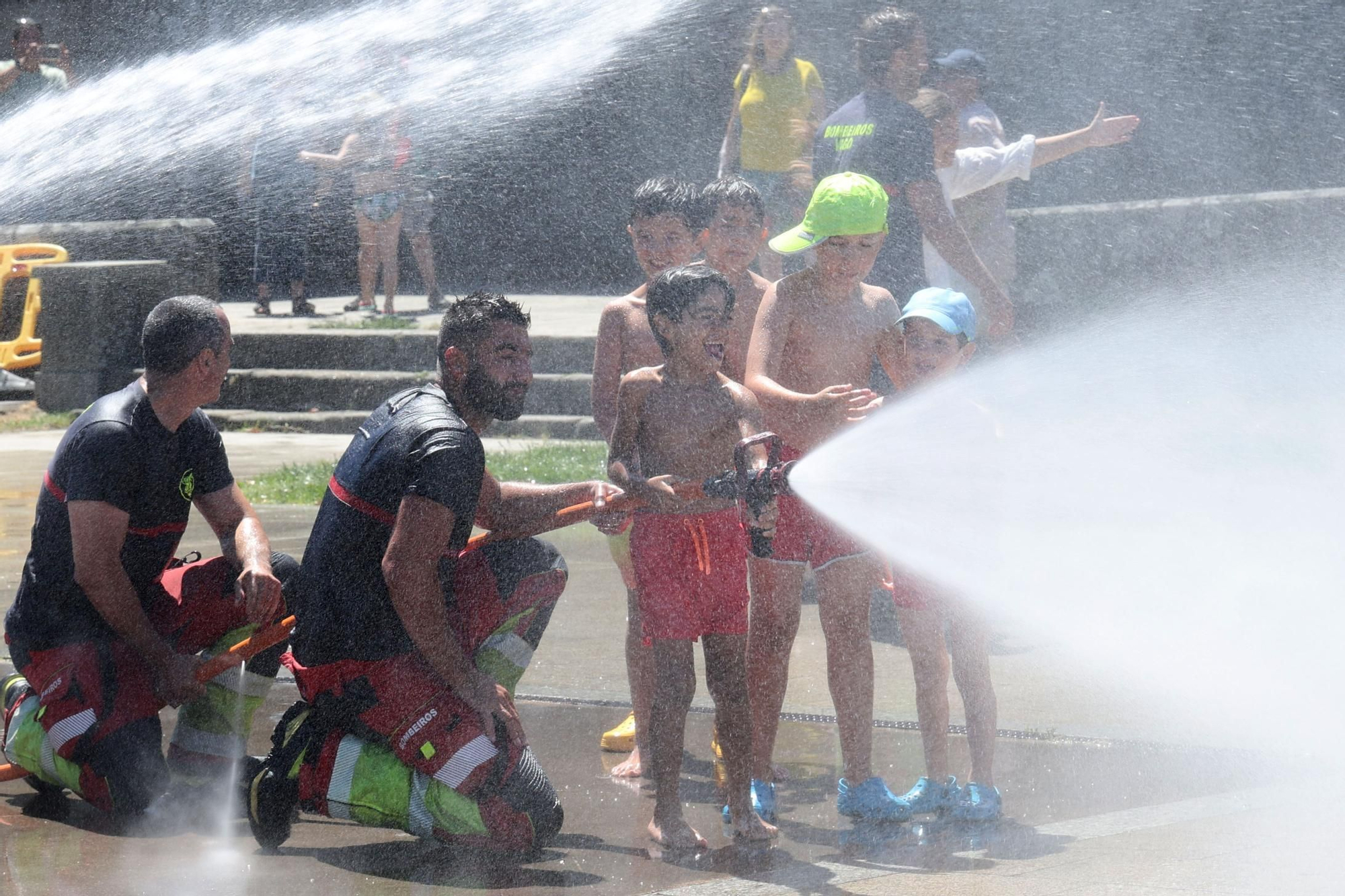 Cadena humana y manguerazo por la esclerosis múltiple en Vigo