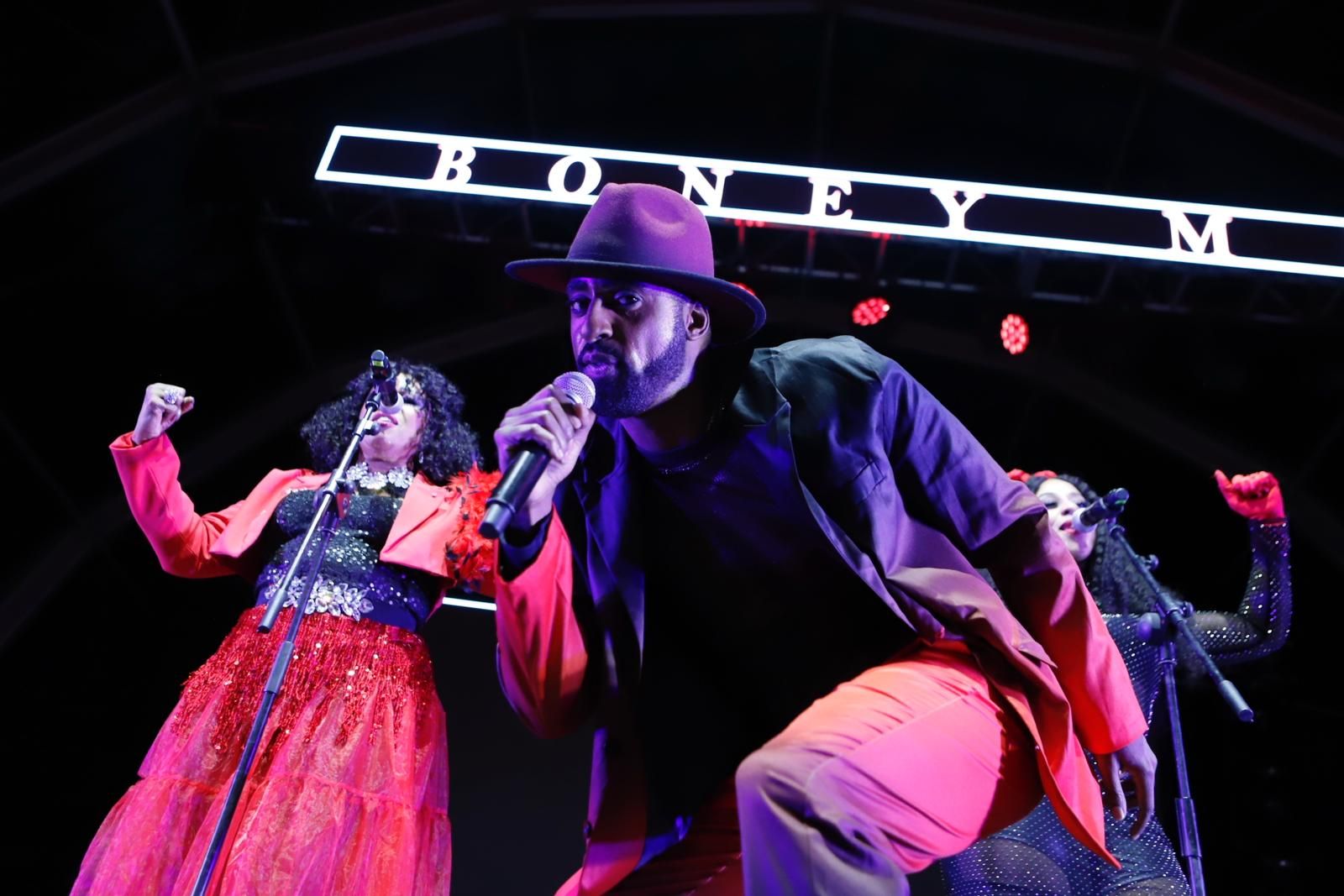 EN IMÁGENES | King África y Boney M. ponen a bailar a Zaragoza en la Estación del Norte