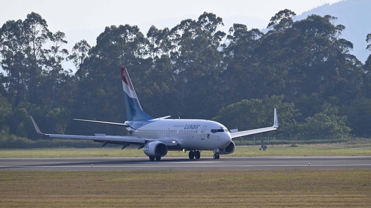 Avión de Luxair este viernes en el aeropuerto de Peinador después de ser desviado desde Oporto