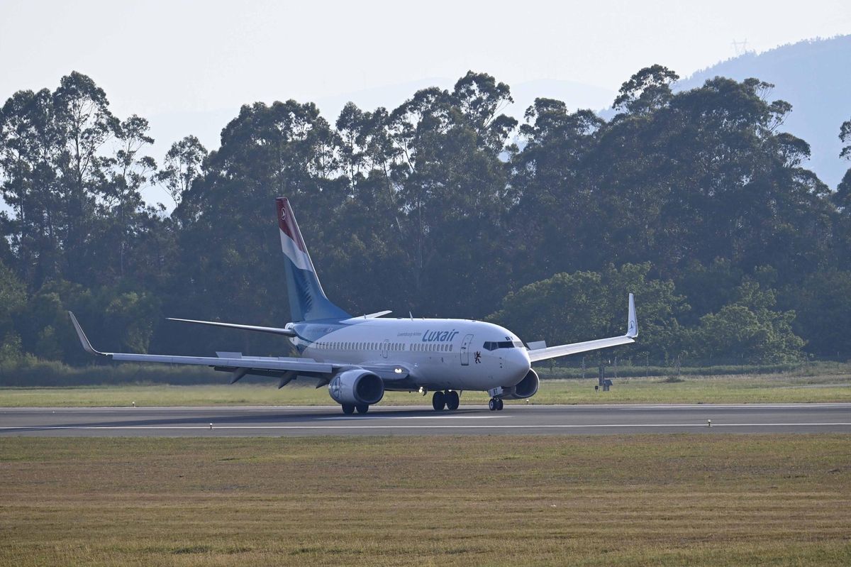 Avión de Luxair este viernes en el aeropuerto de Peinador después de ser desviado desde Oporto