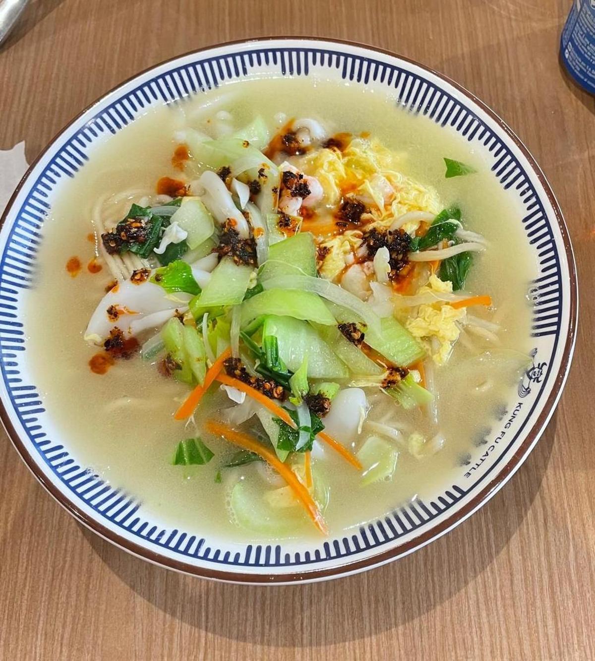 Sopa de fideos con marisco