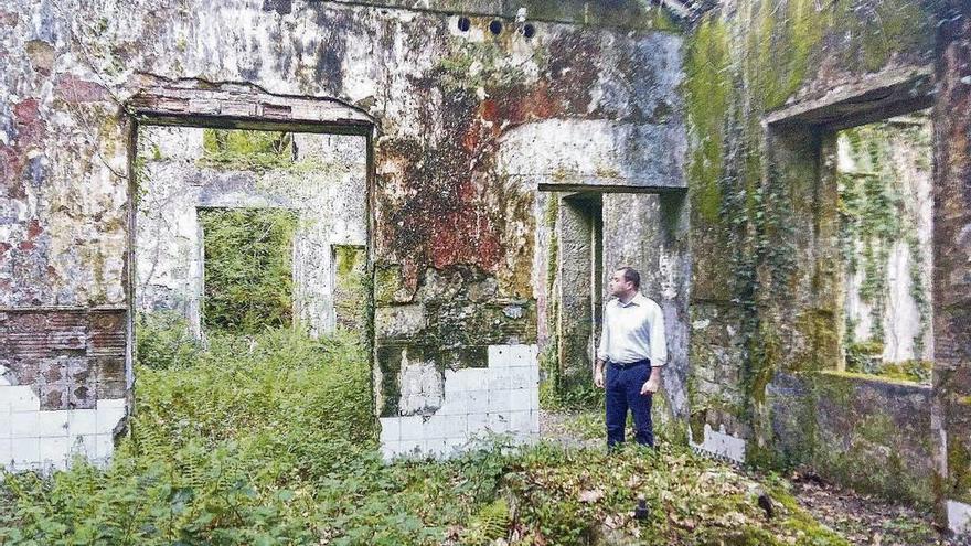 El presidente municipal de Cerdedo-Cotobade, Jorge Cubela, visitó la minicentral existente en el entorno, que se convertirá en complejo termal con pozas públicas.