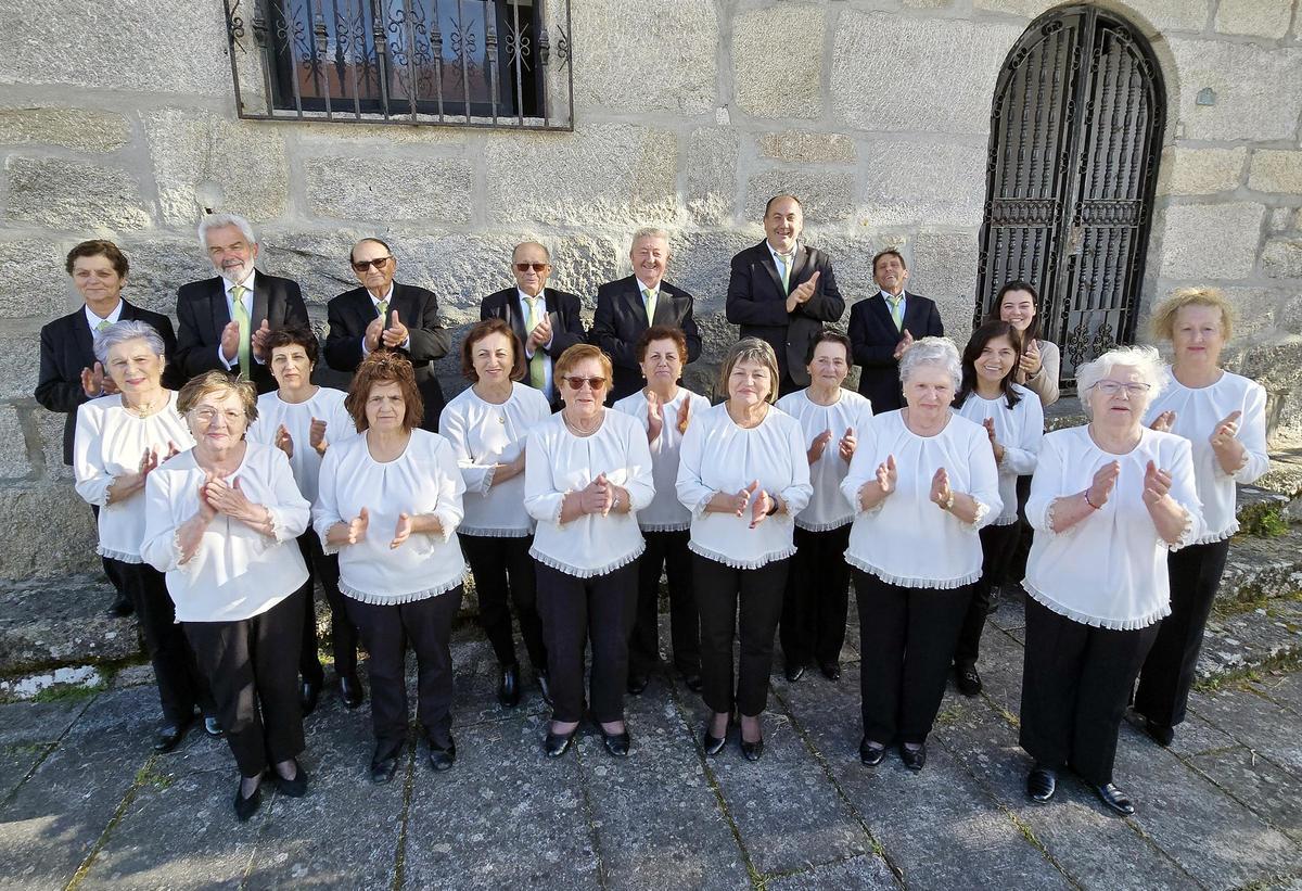 La Coral Polifónica A Cela en el atrio de la iglesia de Santa María de Baredo