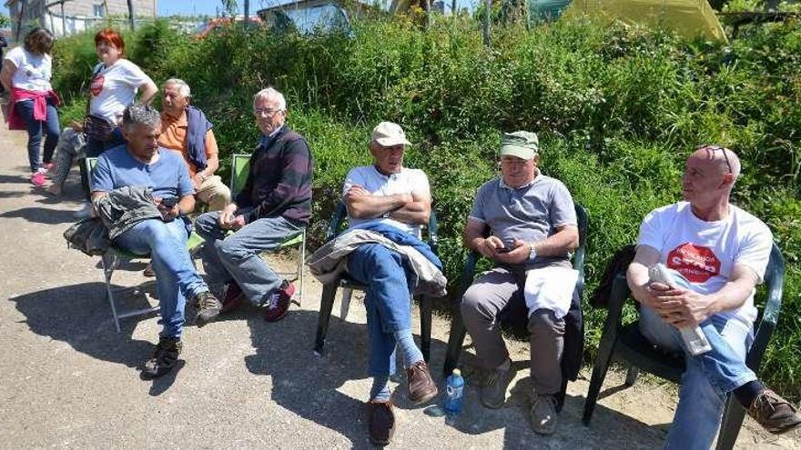 Vecinos haciendo guardia en el camino de acceso a la vivienda afectada. // Gustavo Santos