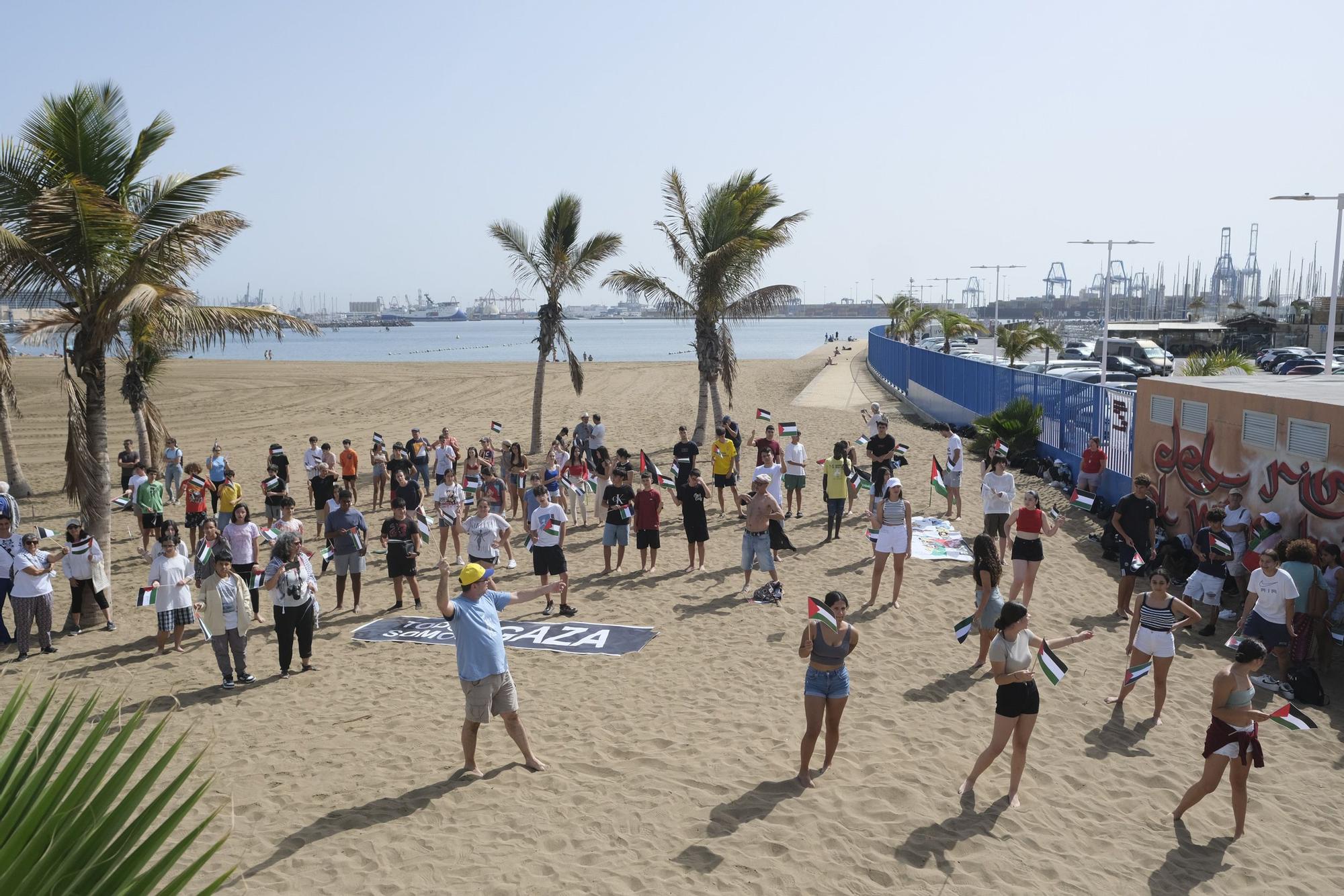 500 banderas por Palestina en la playa de Las Alcaravaneras.