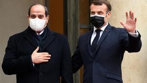 French President Emmanuel Macron (R) welcomes his Egyptian counterpart Abdel Fattah al-Sisi at the Elysee presidential Palace on December 7  2020 in Paris  for a meeting as part of al-Sisi s a three-day controversial state visit to France  with activists warning Paris not to turn a blind eye to Cairo s rights record with a red carpet welcome  (Photo by Bertrand GUAY   AFP)