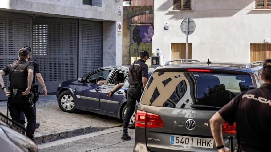 Die zwei Minderjährigen bei ihrer Ankunft beim Jugendrichter in Palma de Mallorca am Montag (27.5.)