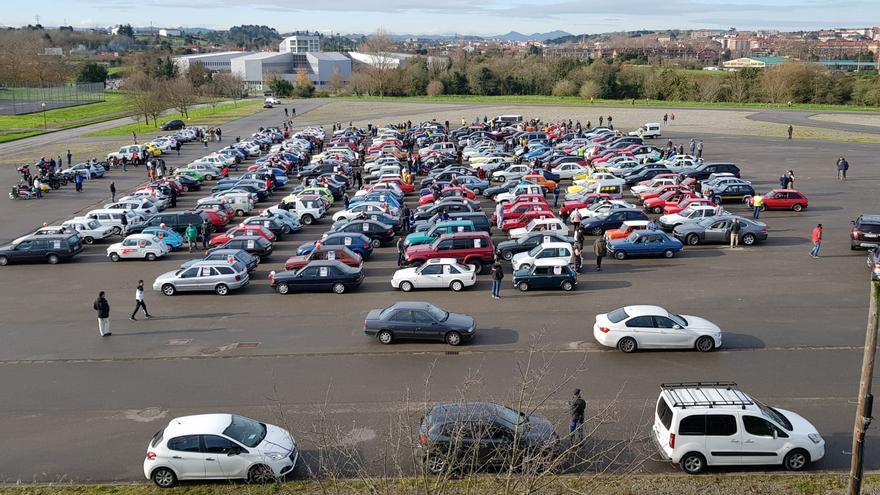 Concentración de coches en Gijón contra la ordenanza de movilidad