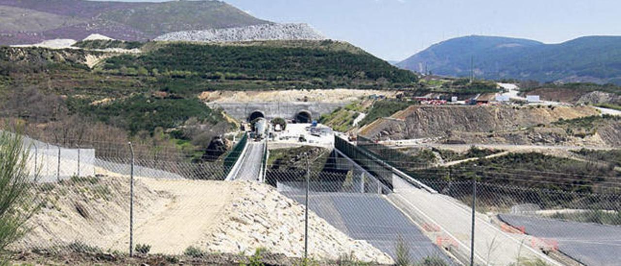 Obras del AVE a su paso por la provincia de Ourense. // Jesús Regal